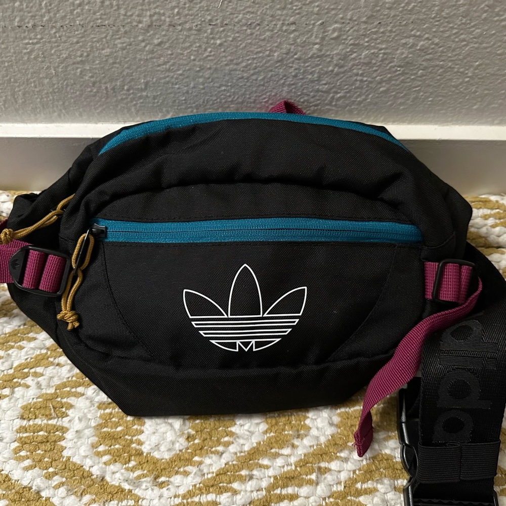 NEW !! adidas fanny pack / crossbody bag